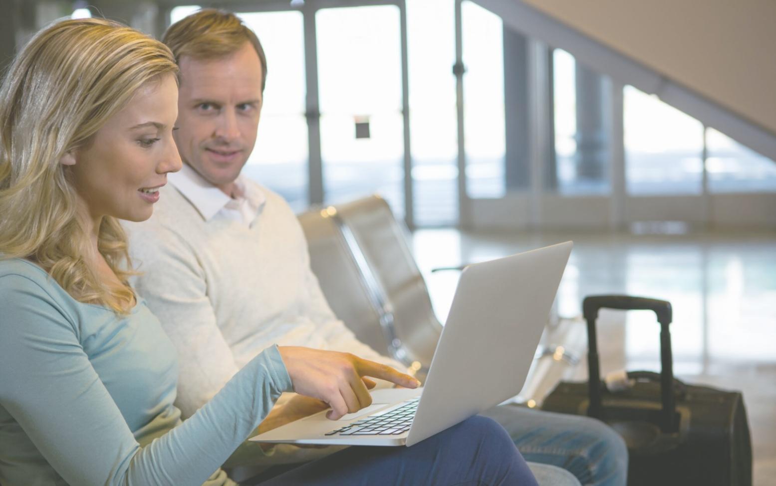 Session de travail sur la planification budgétaire avec documents et calculatrice